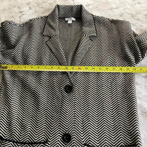 Black and white long sweater jacket - Picture 2 of 7